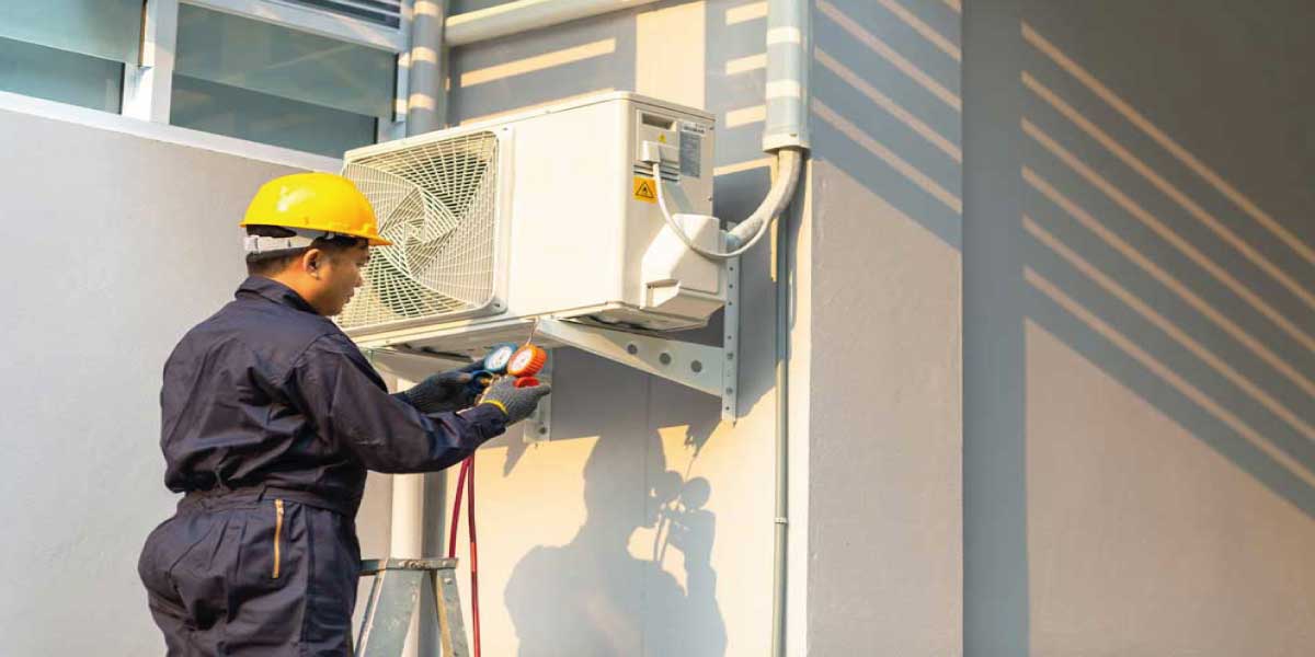 installation d'une pompe à chaleur par un technicien